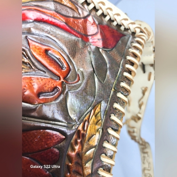 Fendi Runway Oyster Shaped Leather & Metal Shoulder Bag - Picture 12 of 16